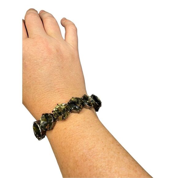 Dillards green crystal elastic bracelet - Picture 1 of 4